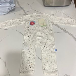 Magnetic Me simply. Star pattern. NWT. 0-3 months.